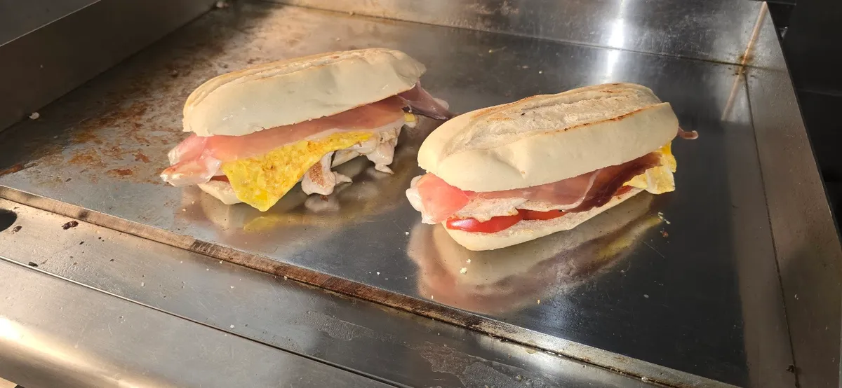 Bocadillo de jamón y huevo a la plancha