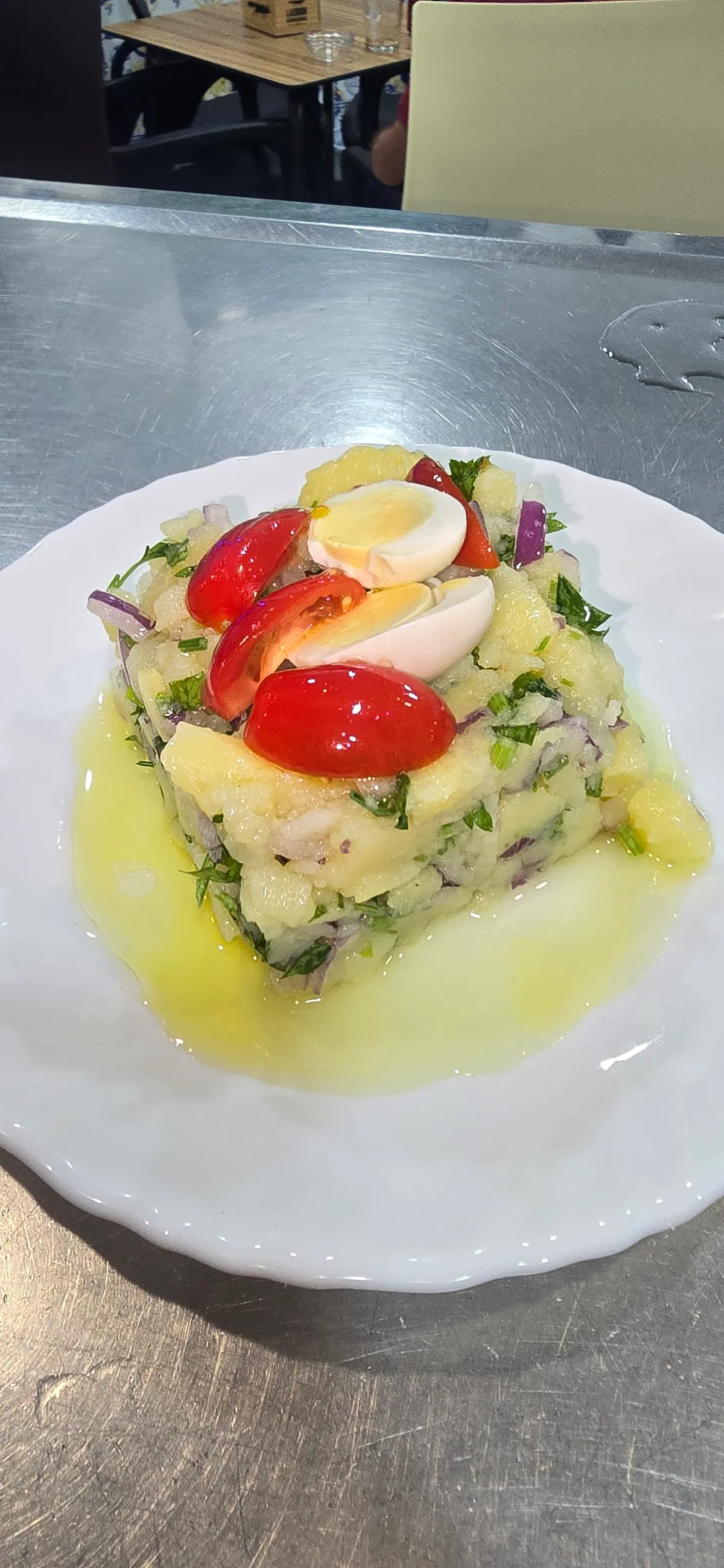 Ensaladilla rusa casera con huevo y tomate