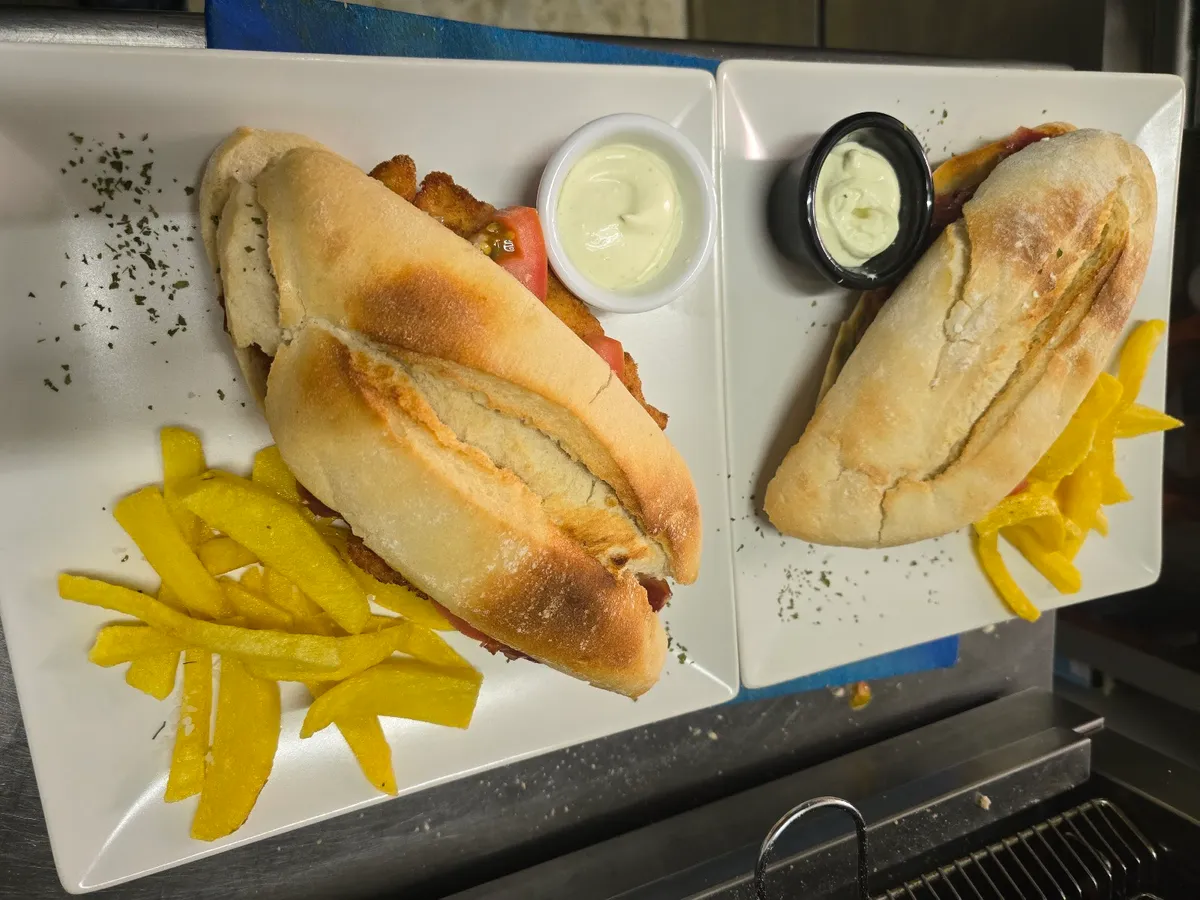 Serranito con patatas en El Fogón de Chela